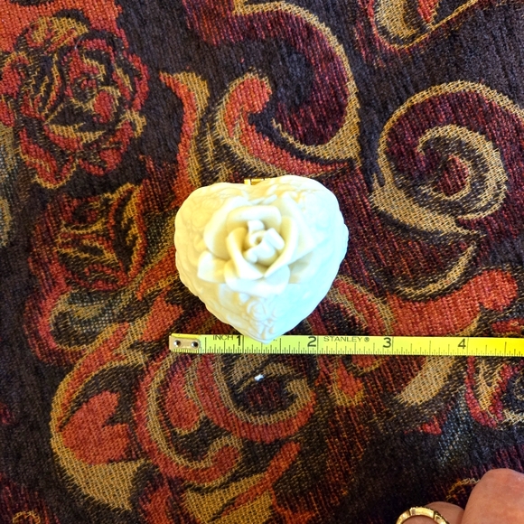 Vintage Miniture Carved White Rose Trinket Box - Picture 11 of 16